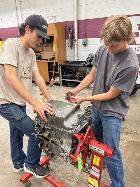 Transportation Class Working on Ford Engines