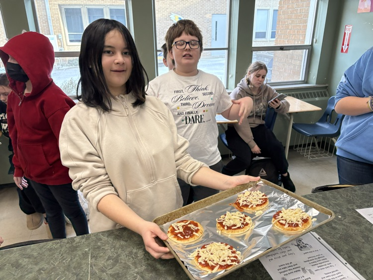 Foods - Making mini Pizzas