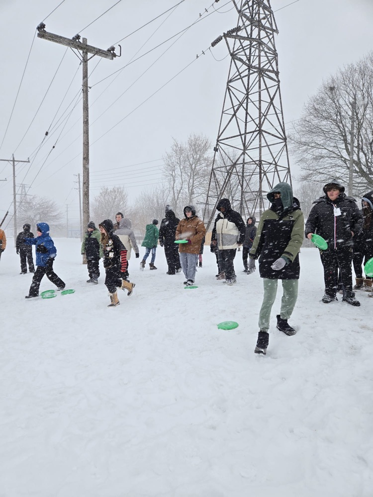 children playing frisbee golf in the snow
