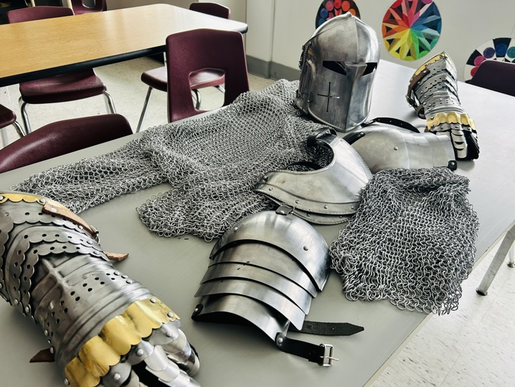 How heavy was a suit of armour? ⚔️ Our Grade 12s found out firsthand! Before we moved on to the innovations of the Renaissance, we took a moment to truly understand the daily life, challenges, and protection of the medieval period.