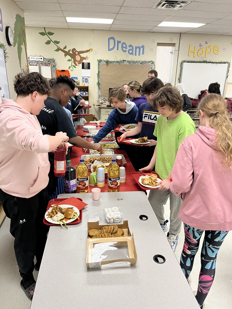 students picking up lunch in a buffet