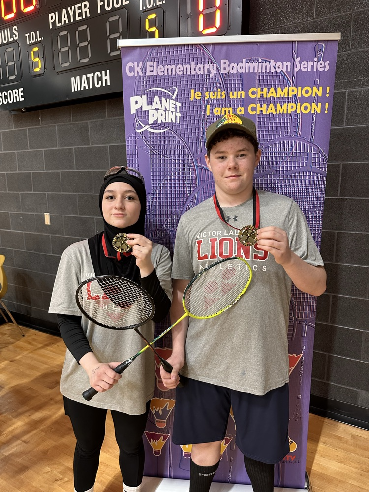 mixed doubles badminton team with gold medals 