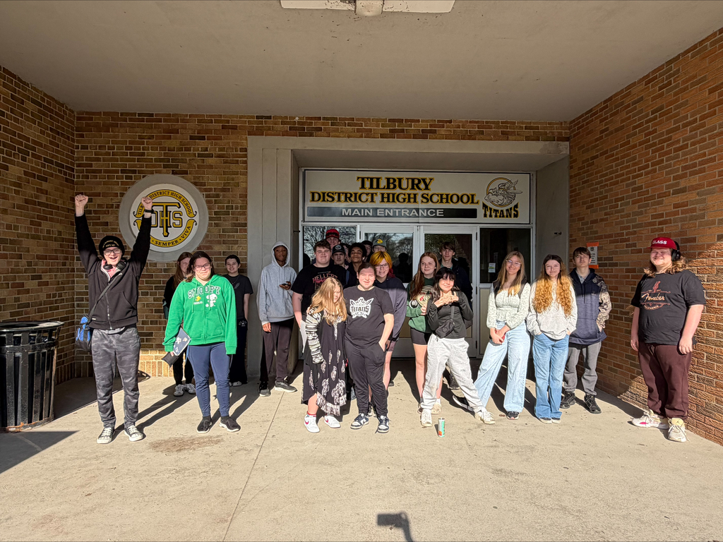 Group of TDHS students in front doorway.