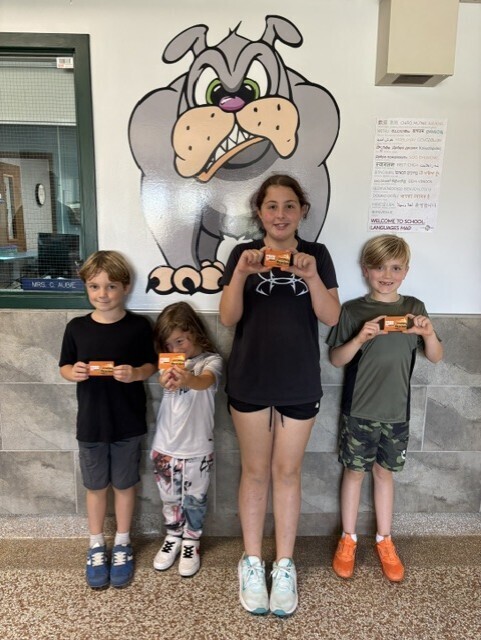 students with hamburger gift card