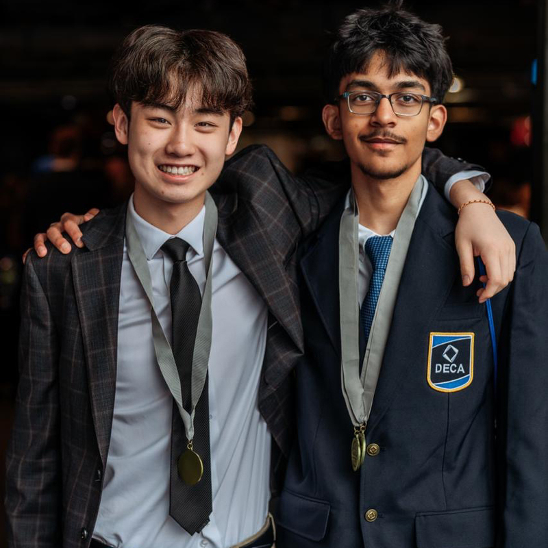 2 students pose for a photograph
